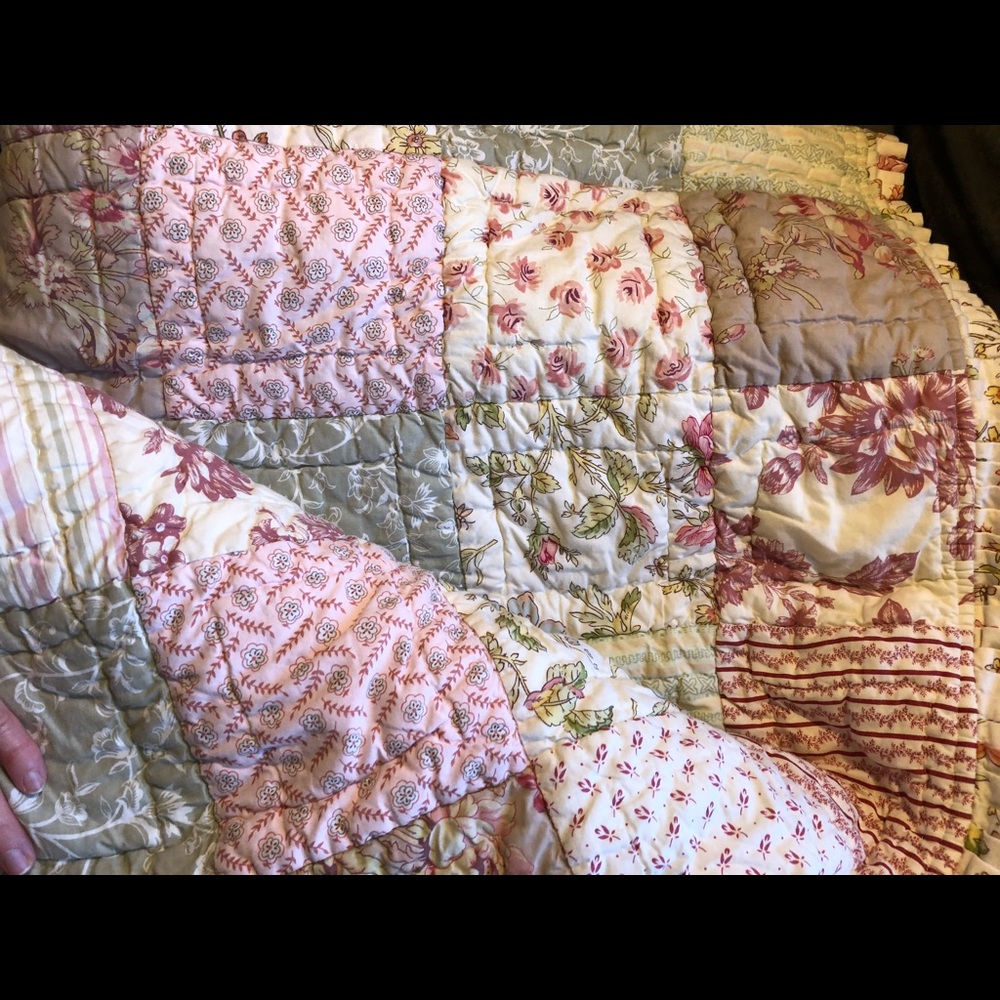 Twin size pottery barn quilt